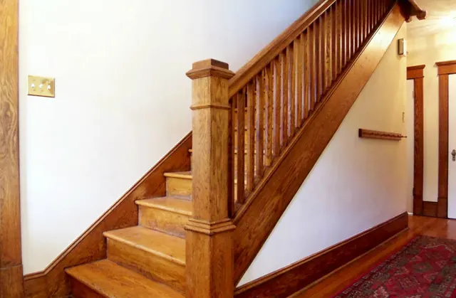 Escalier en chêne verni — finition miel