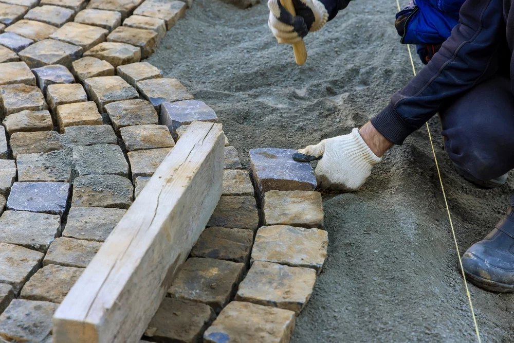 Pose de pavés en pierre — finition jointoyée