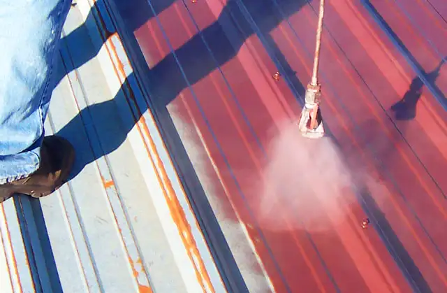 Hydrofuge teinté rouge sur bac acier